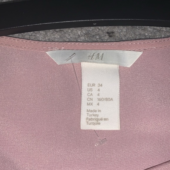 NwOT simple dress with some detail on the sleeves from H&M! Size 4 - Picture 4 of 9